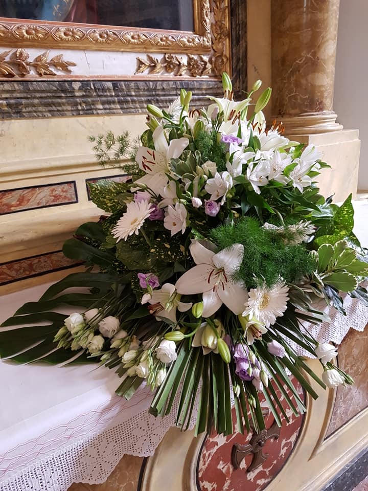 01 Allestimento Matrimonio Composizione Gerbere Bianche Lisianthus Viola e Bianchi Fioreria Bruseghini Besenello Trento